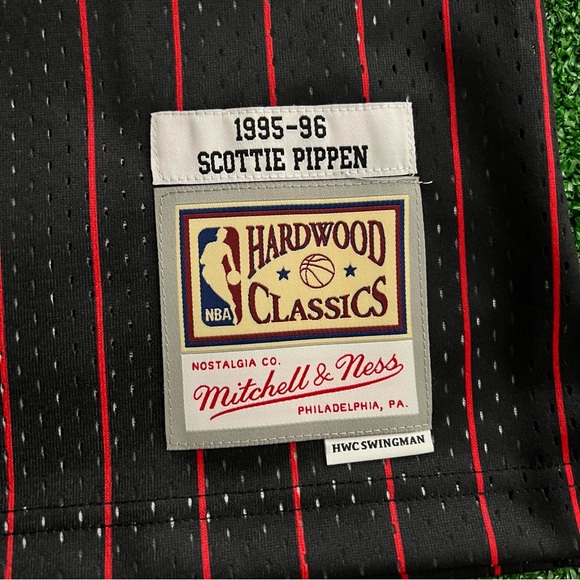 Scottie Pippen Chicago Bulls 1995-1996 Mitchell & Ness Black NBA Swingman Jersey - Picture 6 of 7